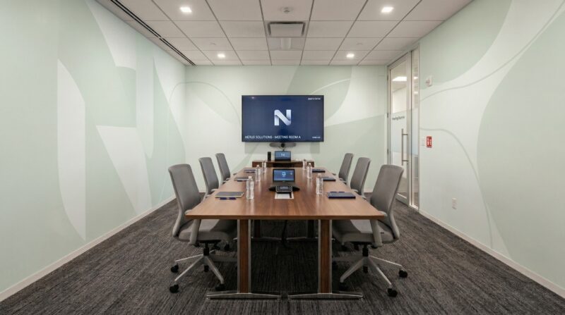 会議室の壁紙印刷事例 – 落ち着き空間